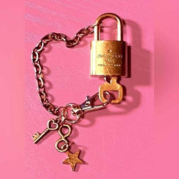 LOUIS VUITTON #307 Lock & Key w/Star, Skeleton Key, & Infinity Symbol Charm. EUC - Picture 7 of 7
